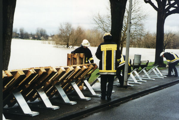 Technisches Hilfswerk and local volunteers erecting temporary flood barriers in Rodenkirchen