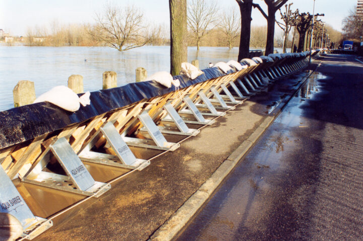 cologne1999-barrier2