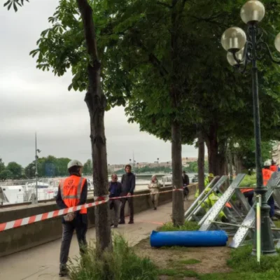 enedis-workers-setting-up-the-aqua-barriere-flood-barrier-near-the-pont-de-l-alma-in-paris–with-th-720×481