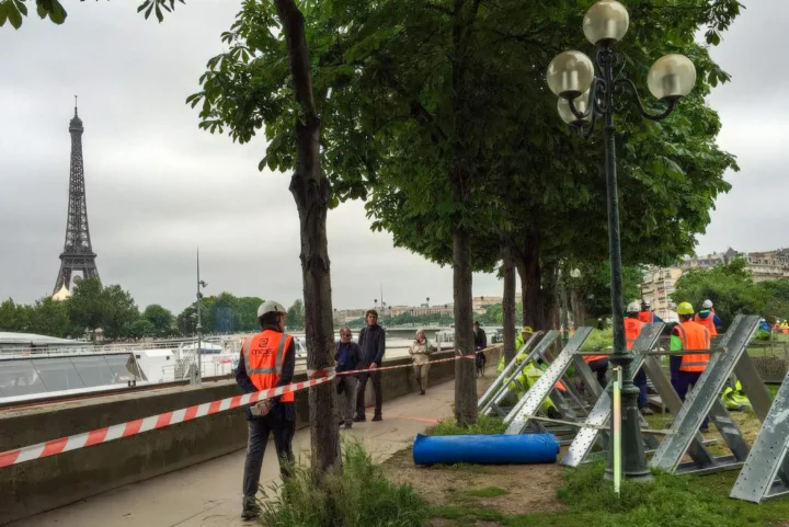 enedis-workers-setting-up-the-aqua-barriere-flood-barrier-near-the-pont-de-l-alma-in-paris–with-th-720×481